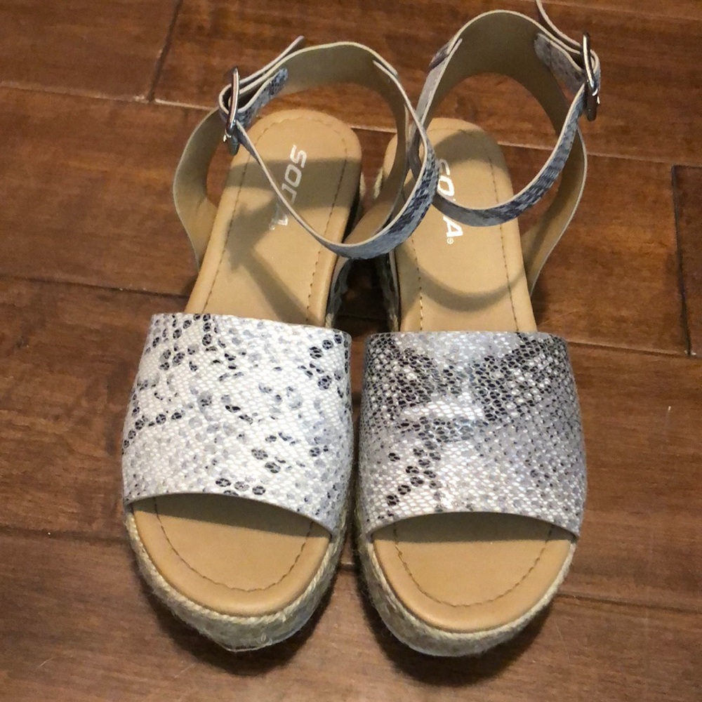 Soda platform sandals
